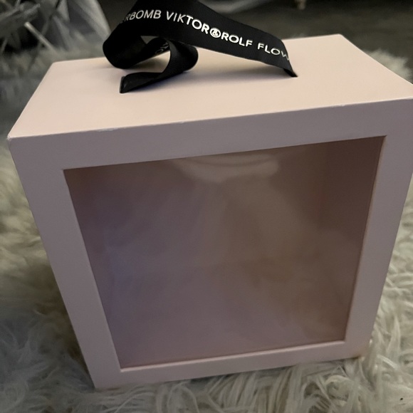 VIKTOR AND ROLF FLOWERBOMB SHADOWBOX GIFT BOX - Picture 8 of 11